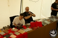 Torsten und Tina mit ihrem Bücherstand